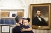 Барак Обама и трехлетняя Ариана Холмс, дочь Анжелы Холмс, специального помощника по международным экономическим вопросам Агентства национальной безопасности.