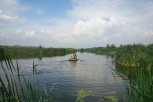 Работники ГосЧС на лодке