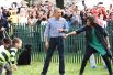 Барака Обама вместе с первой леди катают яйца на лужайке перед Белым Домом, 2016 год.