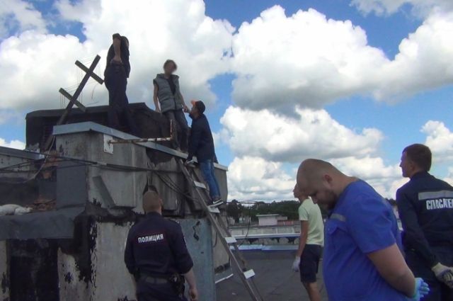 В Калининграде спасли мужчину, решившего прыгнуть с крыши пятиэтажки.