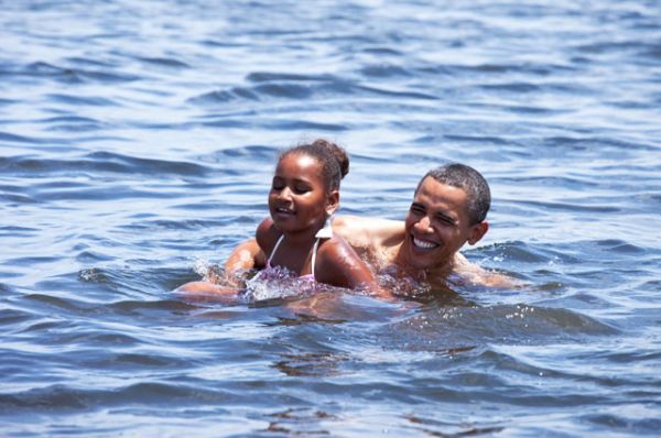 Барак Обама с дочерью на Аллигатор-Пойнт в Панама-Сити-Бич, Флорида, 2010 год.