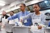 В День Мартина Лютера Кинга президент Обама и его дочь Саша посетил благотворительную кухню, 2014 год.