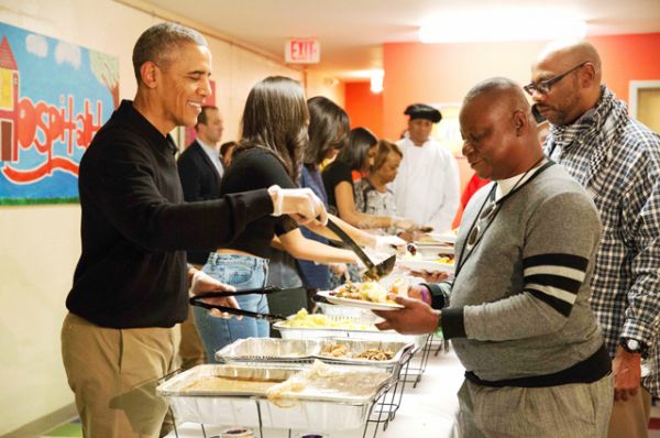 Барака Обамы раздает еду бездомным в подвале методистской церкви Святого Луки, Вашингтон, 2015 год. 
