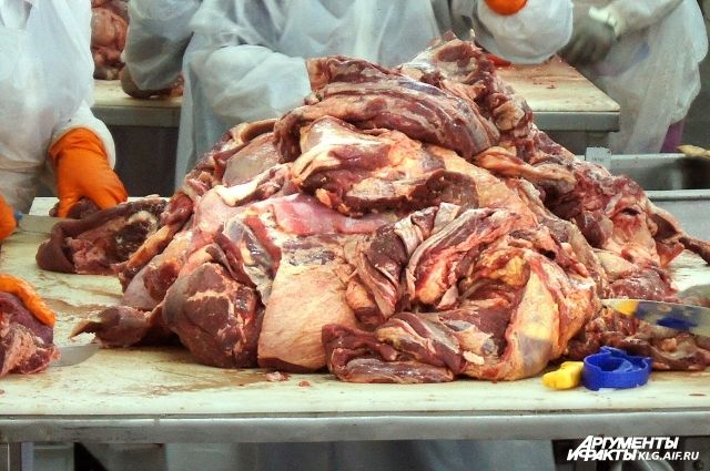 Из-за угрозы АЧС в Калининград не пустили 17,9 тонн мяса из Смоленска.