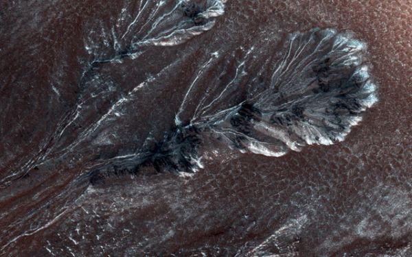 Замерзшие овраги на северных равнинах Марса.