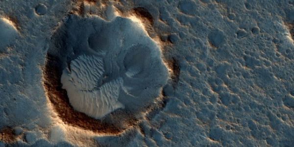 В мае 2015 года НАСА показало фотографию места, куда высадилась экспедиция Ares 3 из фильма «Марсианин». Это участок Ацидалийской равнины, расположенной между вулканическими регионами Тарсис и Аравией севернее Долины Маринера.