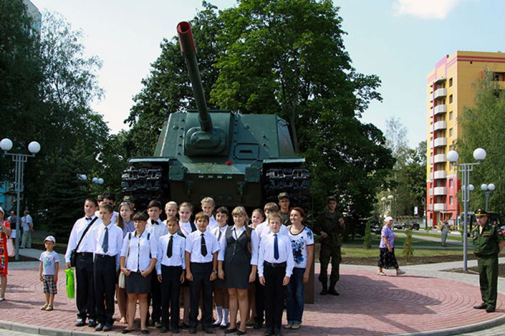 Фото брянск фокинский. Памятник танкистам Брянск Фокинский район. Танк в Фокинском районе Брянск. Танк памятник Фокинский район Брянск. Сквер 120 летия Фокинского района г Брянска.