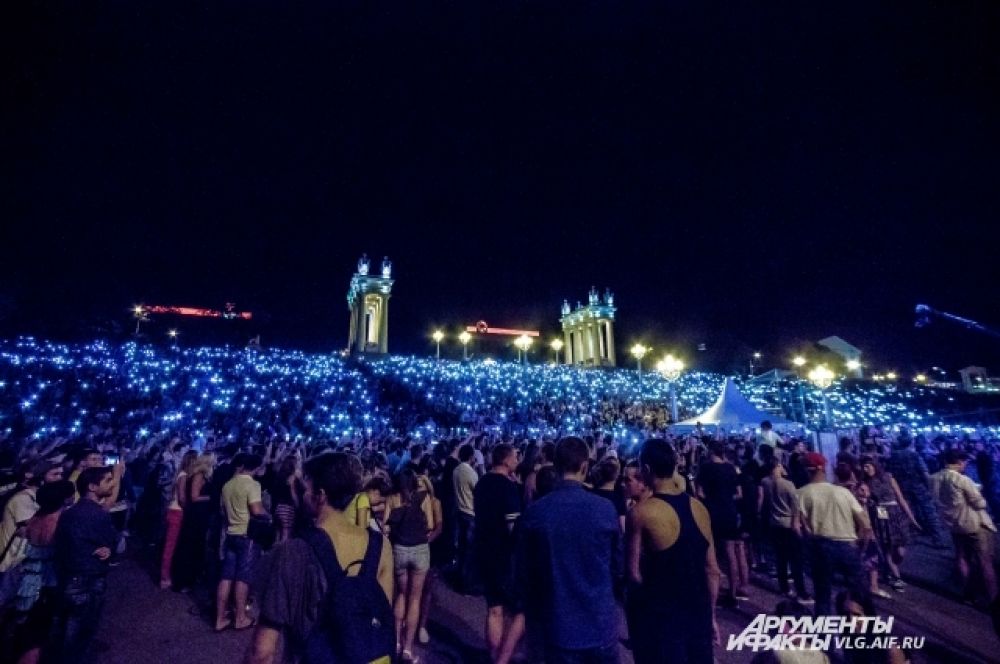 Зрители встретили музыкантов тысячами включенных фонариков.