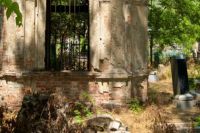 Старое кладбище Таганрога закрыто в 1971 году. С тех пор началось его активное разрушение. 