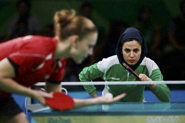 Иранская теннисистка Неда Шахсавари играет против Александры Приваловой из Беларуси. 