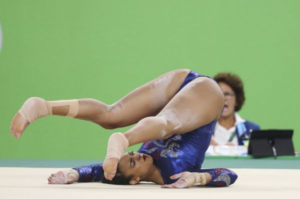 Гимнастка Элисса Дауни из Великобритании упала во время выполнения упражнения.