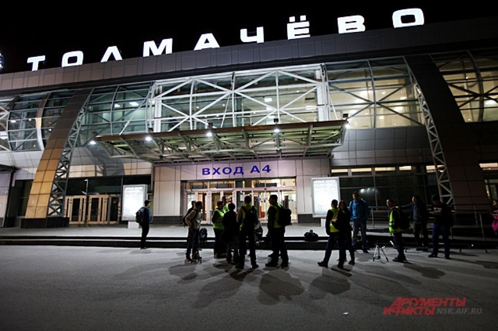 Поздно ночью споттеры собираются возле новосибирского аэропорта. Все в предвкушении охоты.