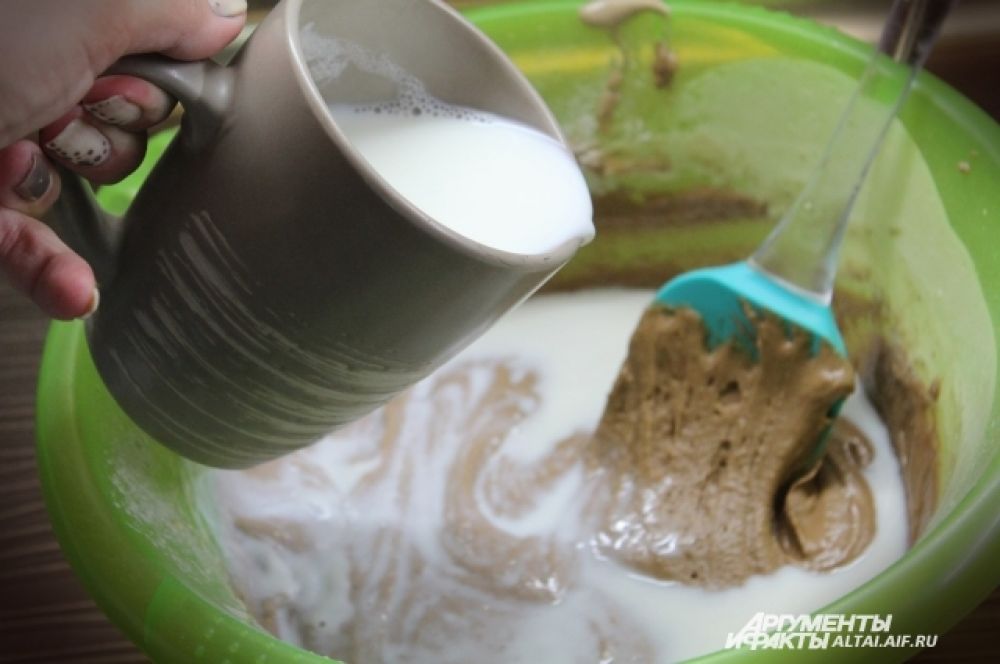 Кипятим стакан молока и постепенно вливаем его в тесто. Постоянно перемешиваем.