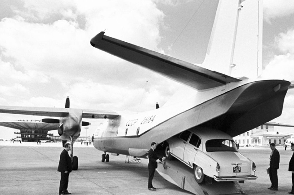 Загрузка «Волги» в самолет АН-24РТ в аэропорту Шереметьево, 1970 год.