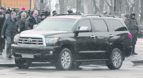 Бывший премьер-министр Арсений Яценюк тоже решил пересесть и эта огромная машина - Toyota Sequoia, которая стоит 3 миллиона гривен. А в бронированном варианте стоимость этой машины около 6,75 миллиона гривен