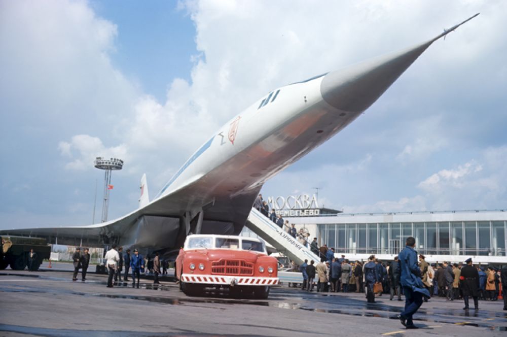 Сверхзвуковой пассажирский самолет Ту-144 в аэропорту Шереметьево. 1969 год.