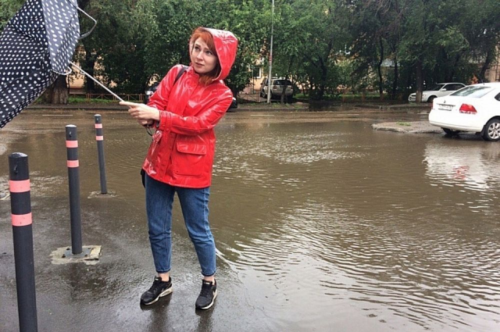 Сильные порывы ветра делают пешеходов беспомощными.