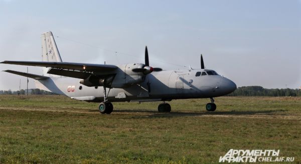Самолёт АН-26Ш на грунтовой полосе.