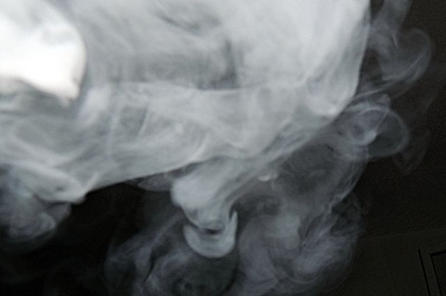 Производители электронных сигарет утверждают, что их устройства выделяют не дым, а безопасный пар. Так ли он безвреден на самом деле?