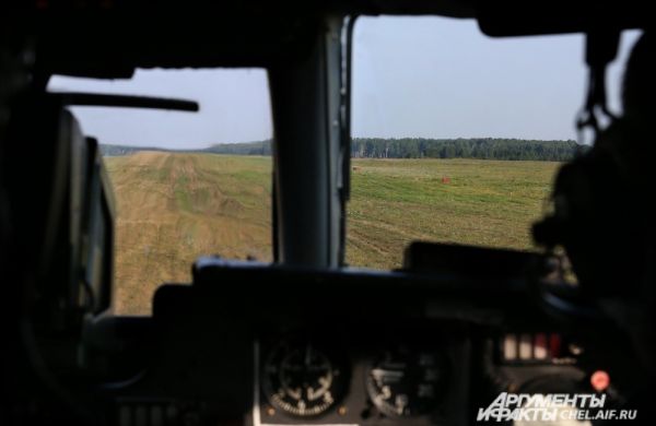 Вид из кабины самолёта на грунтовую полосу.