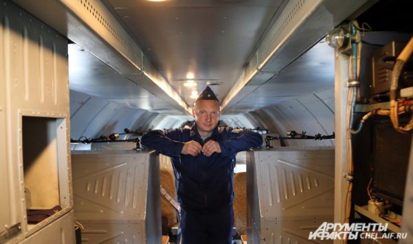 Старший лейтенант Д. Печкуров на борту АН-26Ш.