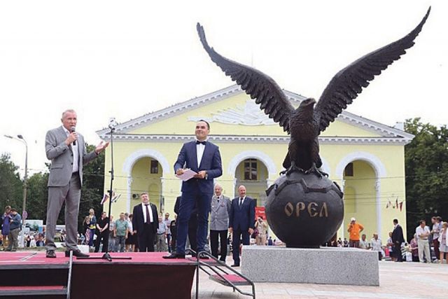 Туризм орел. Орел Гринн фигура орла. Скульптуры Орел Гринн. Орел юбиляр памятник в Орле. Гринн Орел памятники.