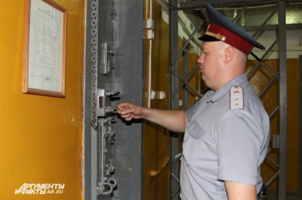 Почти год Савченко провела в следственном изоляторе Новочеркасска. Надзиратель открывает камеру, где она сидела. Камера Савченко располагается ближе всего к выходу.