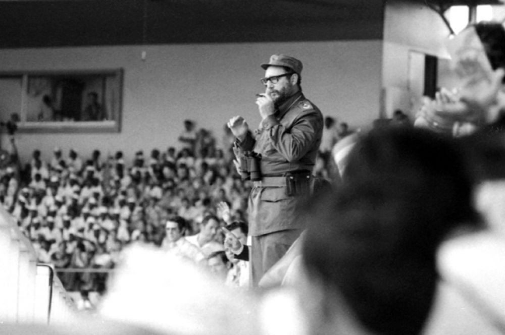 1 января 1959 года после победы революции и свержения диктатуры Батисты взял на себя командование кубинской армией. После того, как 15 февраля этого же года премьер-министр страны Миро Кардона уходит в отставку, Кастро становится новым главой правительства.