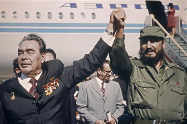 Стремясь противостоять этим угрозам, Кастро вступил в военный и экономический союз с СССР, разрешив последнему разместить ядерные ракеты на Кубе, что, по американской версии, спровоцировало карибский кризис 1962 года (по советской версии, кризис был спровоцирован предшествующим размещением американских ракет средней дальности в Турции).