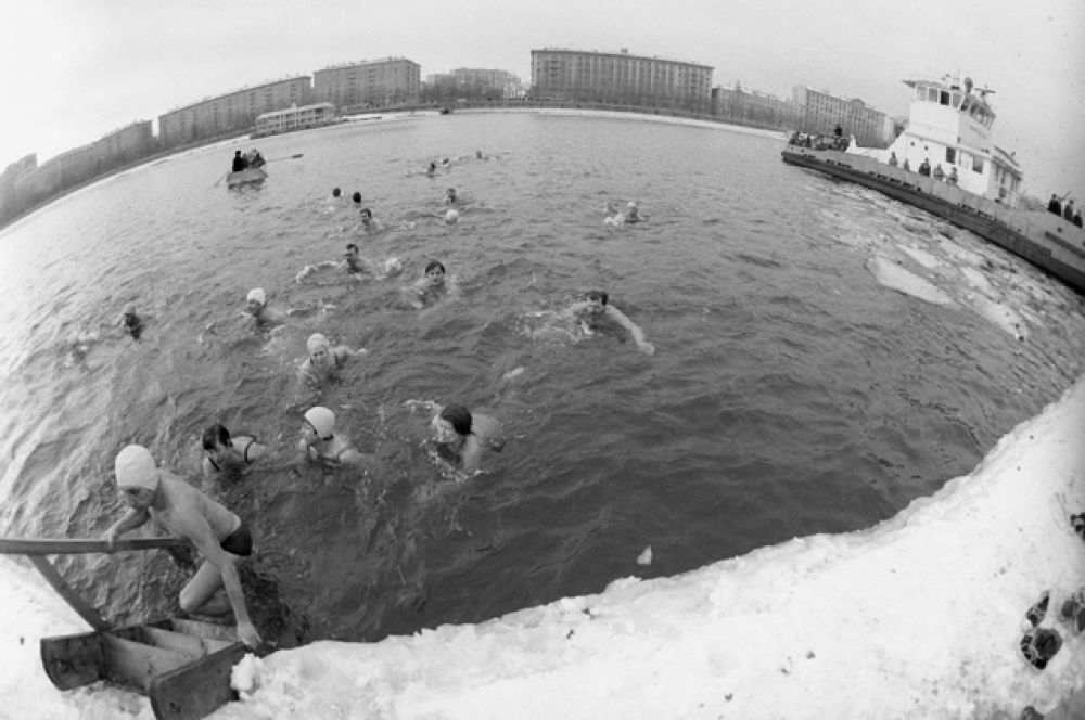 Утреннее купание моржей, посещающих секции закаливания и зимнего плавания, в Москве-реке. Центральный парк культуры и отдыха имени Горького, 1982 год.
