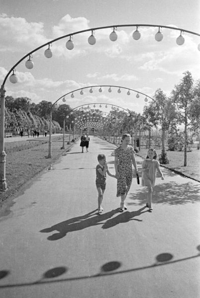 На прогулке с детьми в Центральном парке культуры и отдыха (ЦПКиО) имени Горького. Москва, 1952 год.