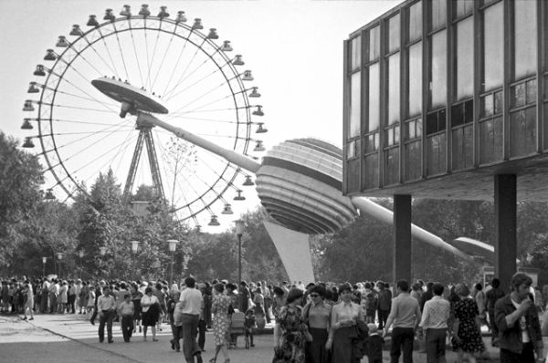 Аттракционы в центральном парке культуры и отдыха имени Горького в Москве, 1979 год.