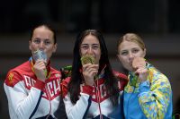 Студентка СГАФКСТ Яна Егорян (по центру) с золотой медалью Олимпиады.