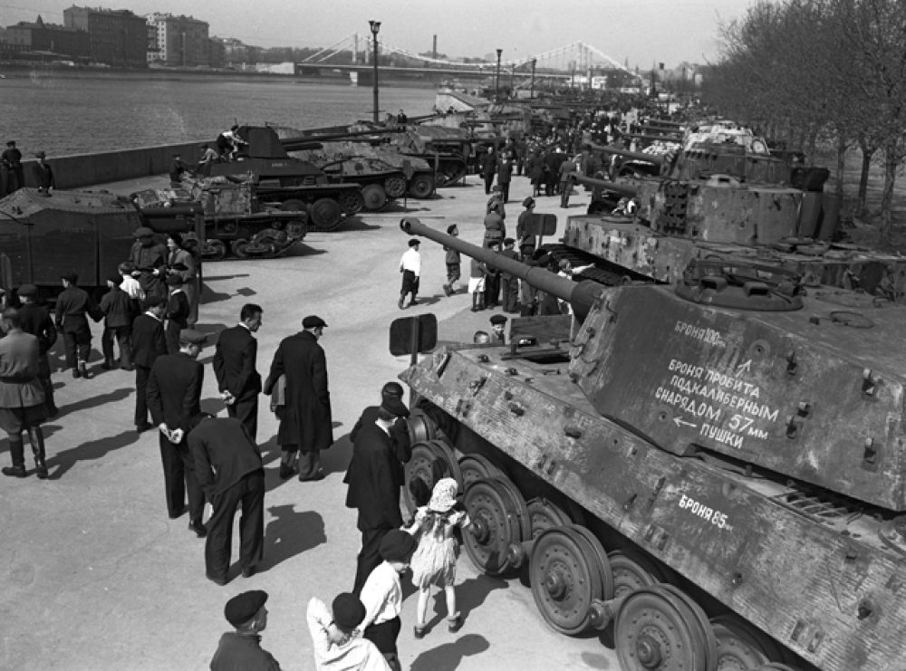 Москвичи на выставке трофейной военной техники на Пушкинской набережной ЦПКиО имени Горького. Выставка была открыта с 22 июня 1943 года по 1 октября 1948 года.