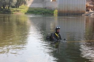 В настоящее время водолазы обследуют дно озера.