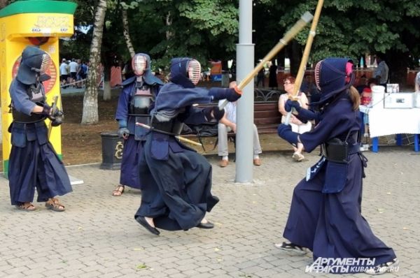 Показательные выступления фехтовальщиков кендо, эту технику владения мечом почерпнули у японских самураев.