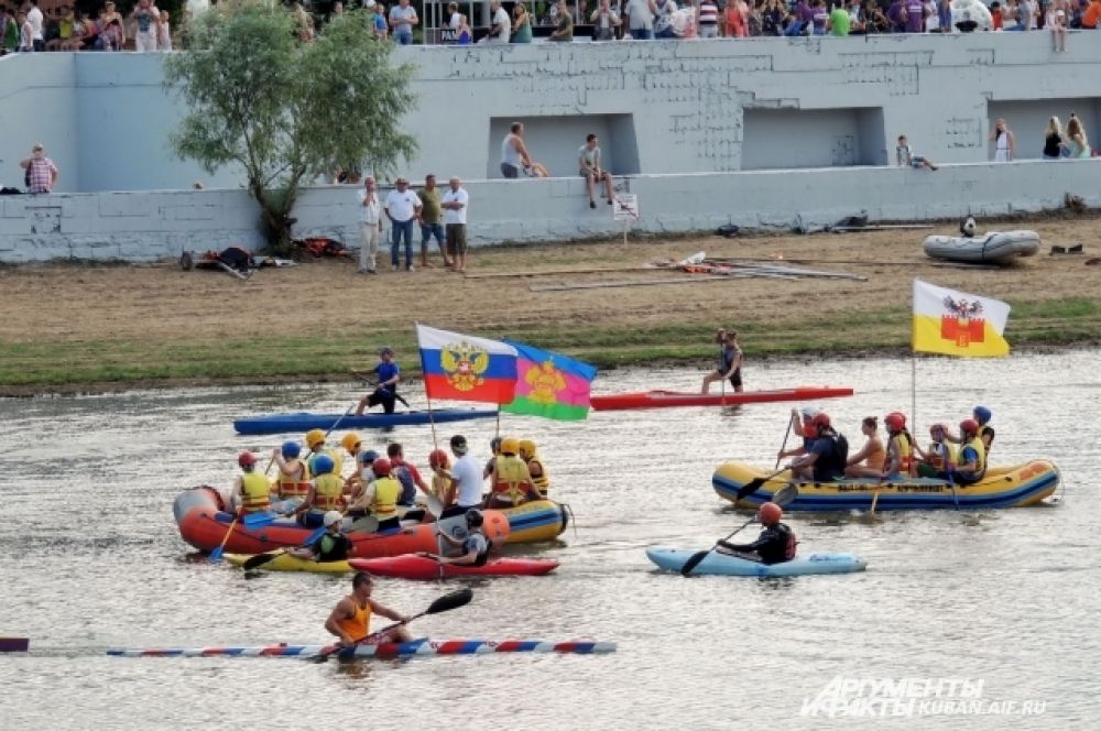 Во время торжественного открытия на глади озера Затон прошел парад водных видов спорта.