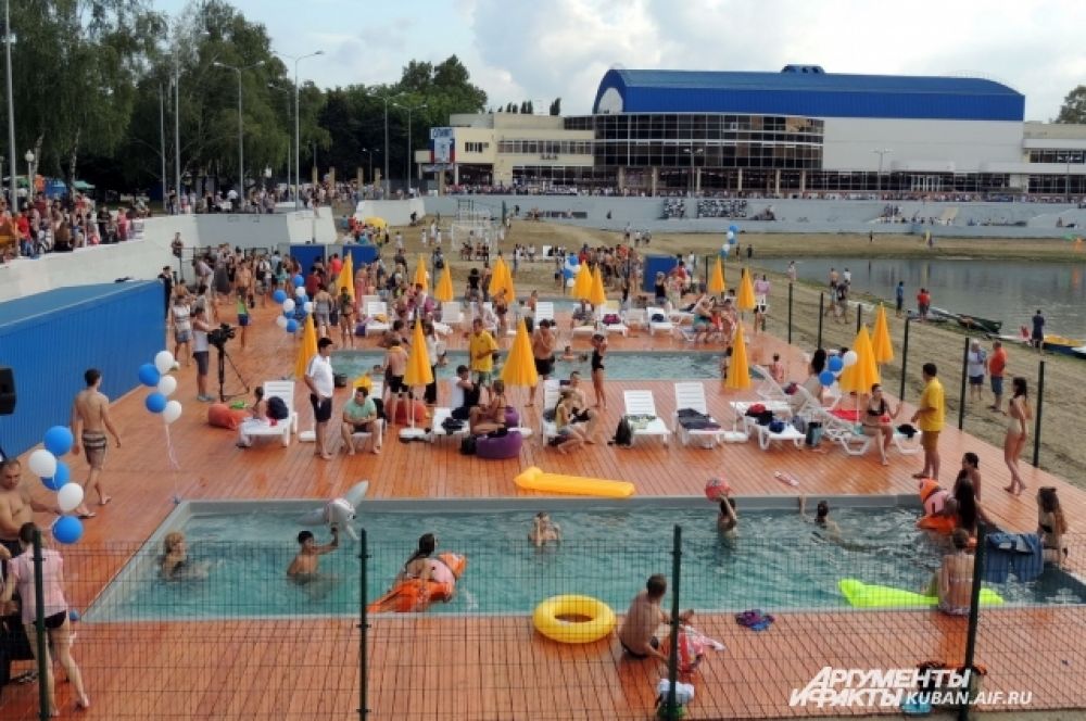 Качество воды в реке Кубань не позволяет купаться, поэтому городские власти презентовали краснодарцам необычный пляж - с тремя бассейнами, где вода фильтруется.