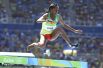 Спортсменка из Эфиопии Этенеш Диро в забеге на 3000 метров с препятствиями упала на середине дистанции с другими бегуньями и повредила кроссовок, но сняла его и добежала дистанцию босиком.