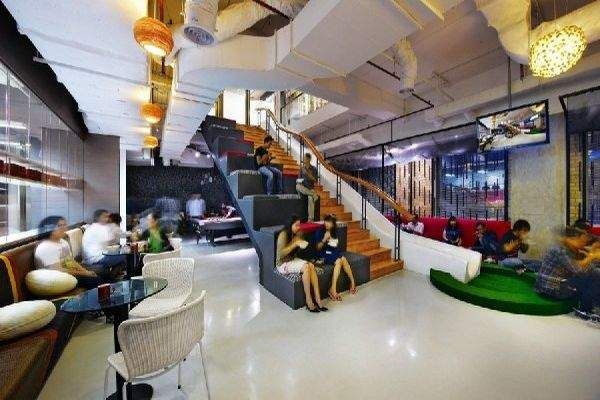 Офис Ogilvy & Mather, который находится в Индонезии, может похвалится вот такой лестницей, которую превратили в зону отдыха и место для развлечений