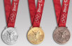 Для Олимпиады 2008 года в Пекине на оборотной стороне медалей было решено выгравировать эмблему игр и олимпийские кольца, а на лицевой — богиню победы на фоне греческого стадиона Панатинаико, который был перестроен специально для первых в новейшей истории игр в 1896 году.