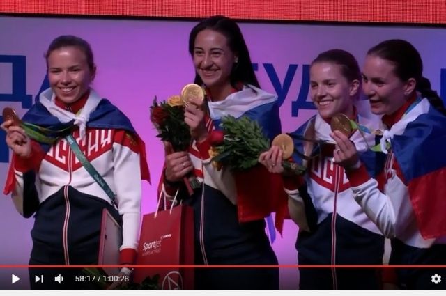 Юлия Гаврилова (крайняя слева) победила в составе сборной