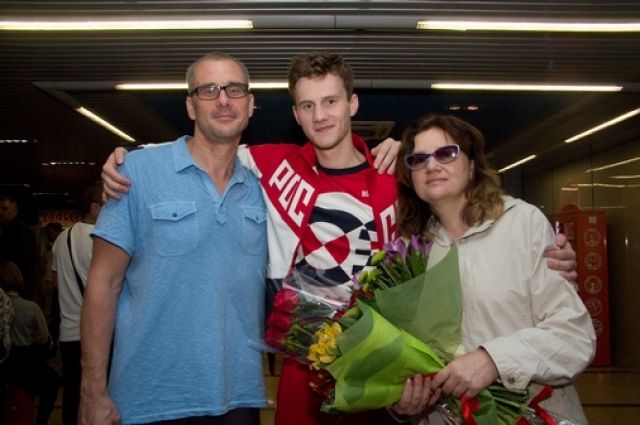 В аэропорту Григория встречали родители. 