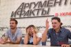 Вот они вспоминают какой-то момент из очередного путешествия
