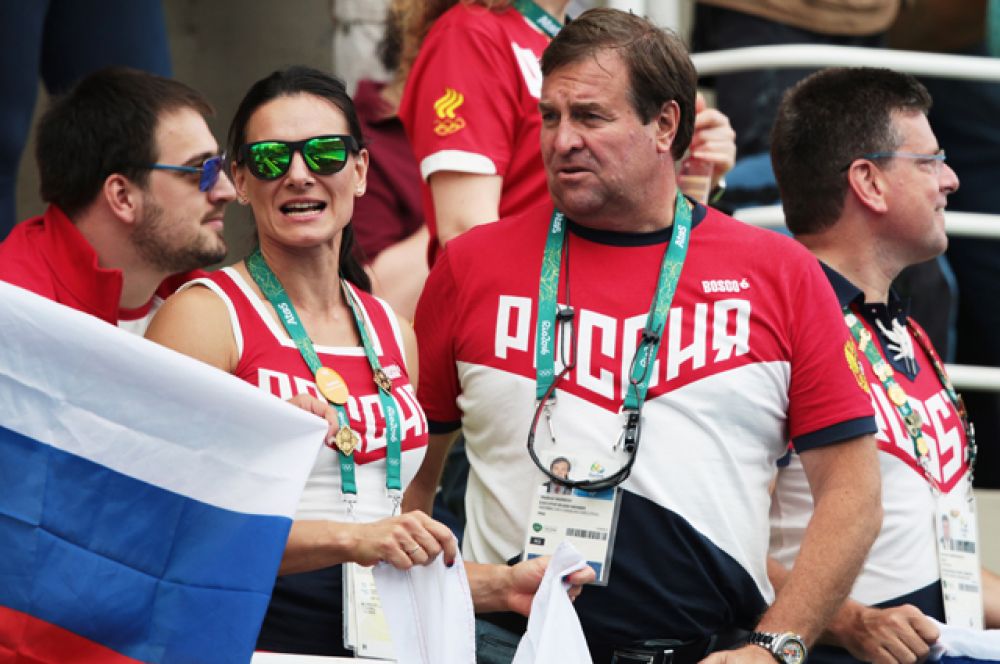 Двукратная олимпийская чемпионка по прыжкам с шестом Елена Исинбаева, президент Всероссийской федерации плавания Владимир Сальников и директор по развитию компании Bosco di Ciliegi Константин Андрикопулос во время финальных соревнованиях по синхронному плаванию среди дуэтов на XXXI летних Олимпийских играх.