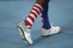 Американский легкоатлет Эрик Кинард выступил в носках цвета флага своей страны.