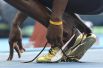 Ямайский бегун Усэйн Болт, ставший семикратным олимпийским чемпионом, пробежал дистанцию в золотых кроссовках. 