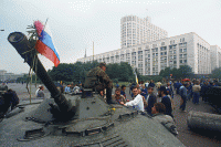 Защитники «Белого дома» прикрепили цветы к орудийному стволу одного из танков, введеных в Москву 19 августа 1991 года в связи с объявлением членами ГКЧП чрезвычайного положения в столице.