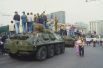 Манифестанты на улицах города в дни августовского путча 1991 года. Введено чрезвычайное положение и в столицу введены воинские подразделения.