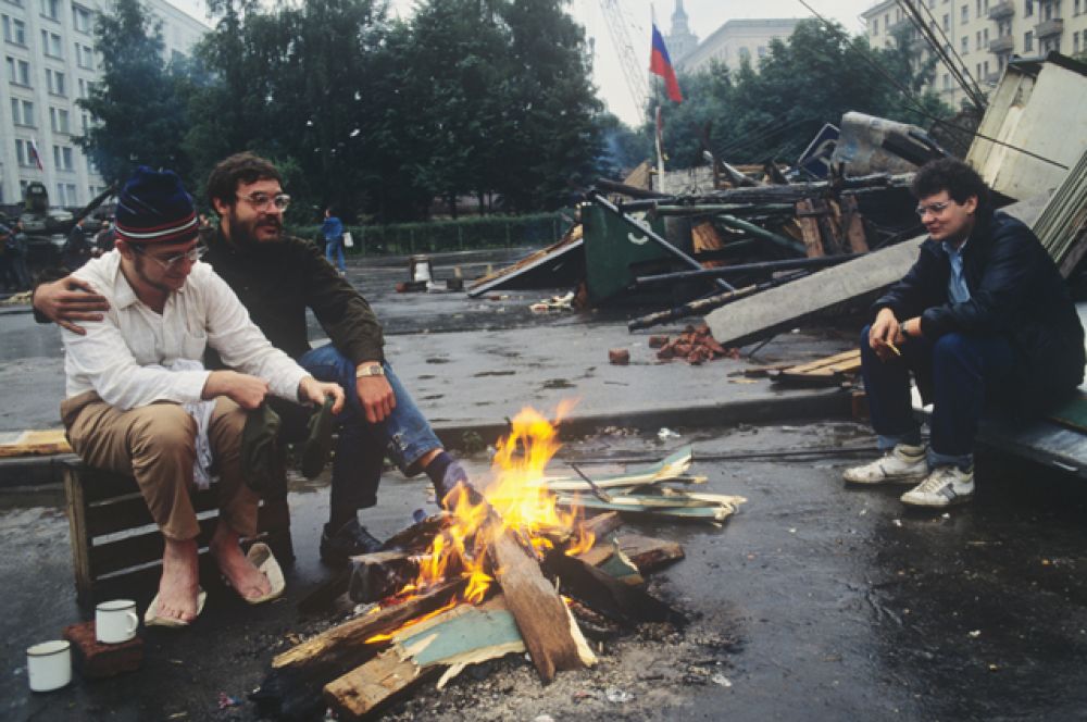 Защитники Белого дома в дни августовского путча. 19 августа 1991 года.